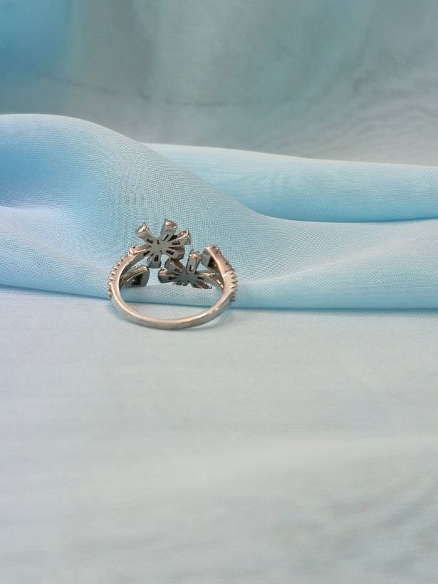 انگشتر کد 10 نقره اصل ۹۲۵ ، مناسب برای دور انگشت ۶ سانت، نگینها کریستال شیشه ای وزن 2 گرم و 330 سوت قیمت یک میلیون و 998 هزار تومن انگشتر کد 10 نقره اصل ۹۲۵ ، مناسب برای دور انگشت ۶ سانت، نگینها کریستال شیشه ای وزن 3 گ 710س قیمت 2 م 226 هزار تومن